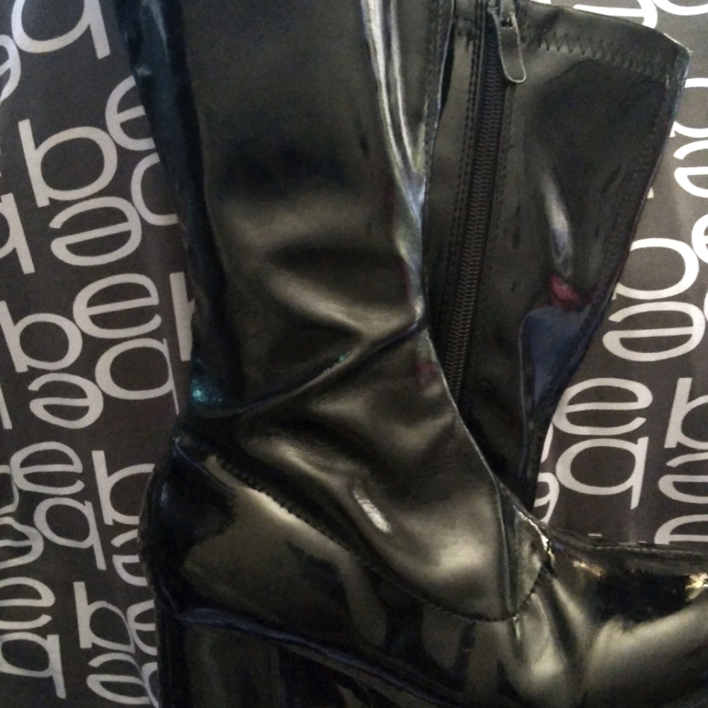 Kids patent leather black boots..